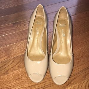 Nude peep toe heels 👠